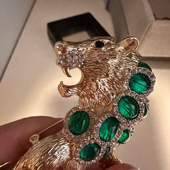 Elegant Gold and Green Lion Brooch - Picture 4 of 5
